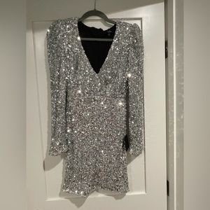 Super sparkly perfect holiday dress! Never worn